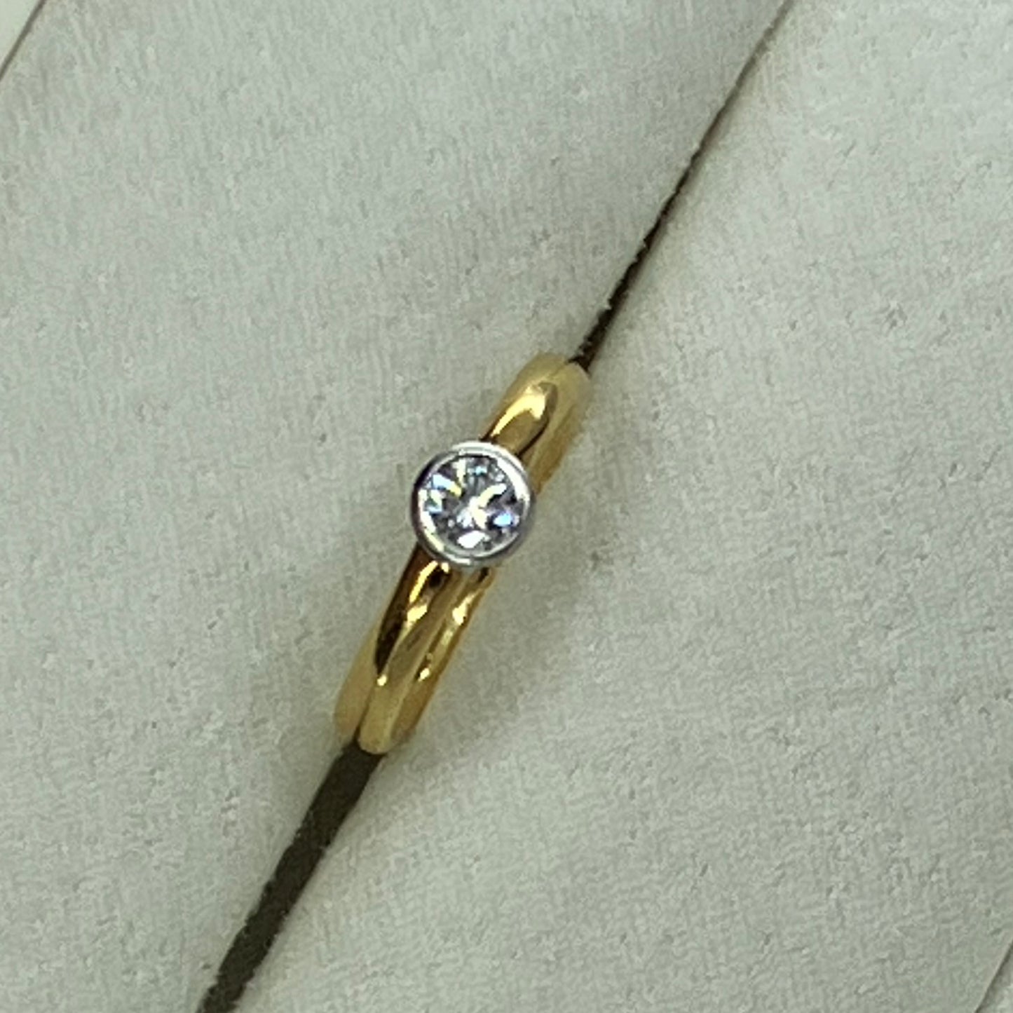 18K Yellow gold solitaire diamond ring
