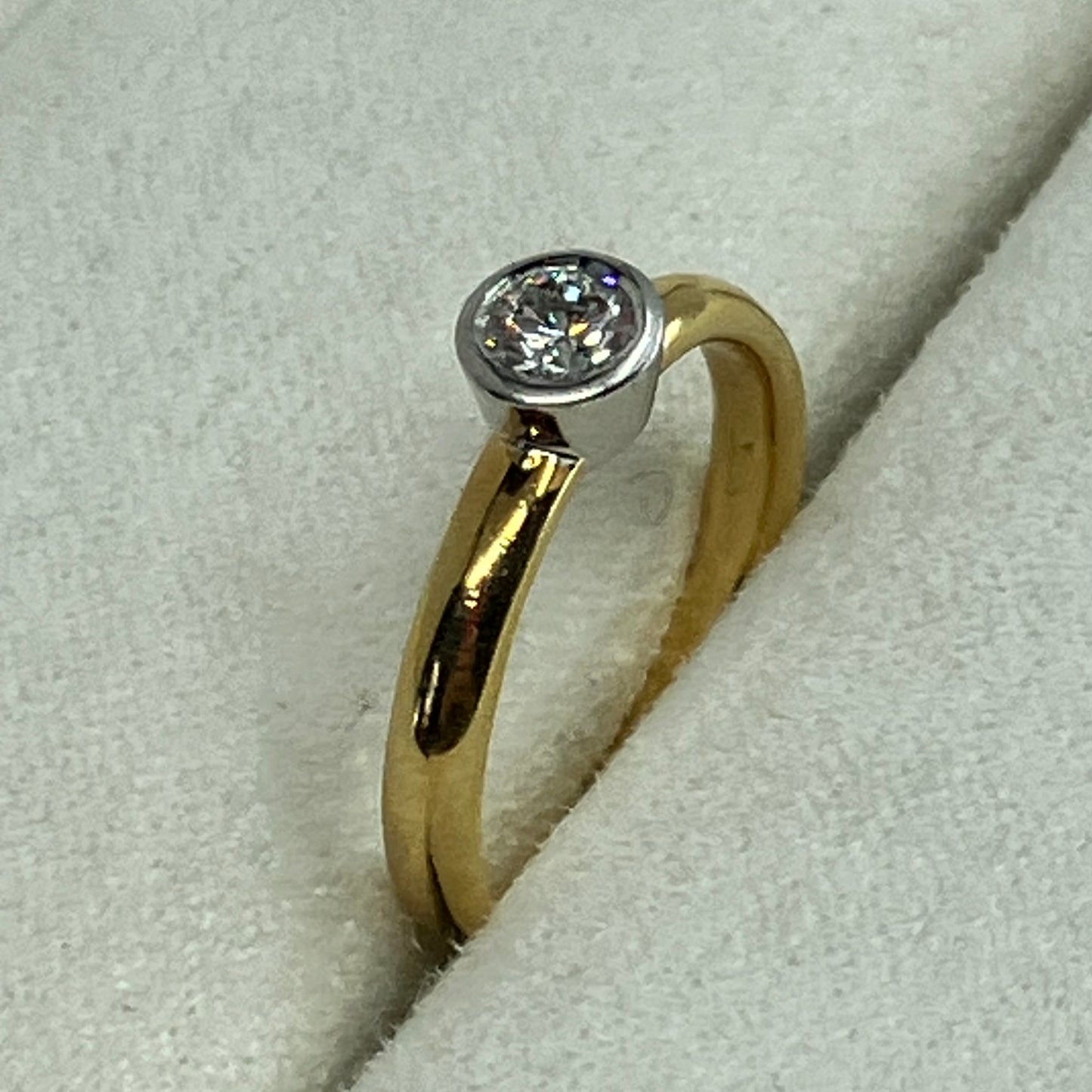 18K Yellow gold solitaire diamond ring