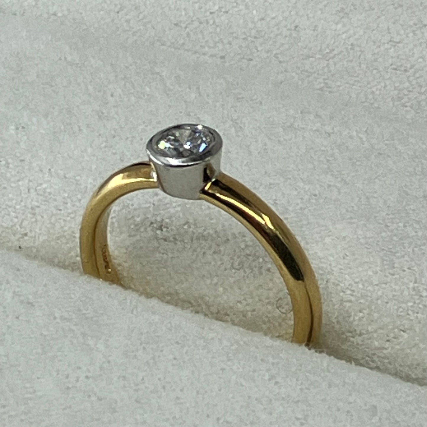 18K Yellow gold solitaire diamond ring