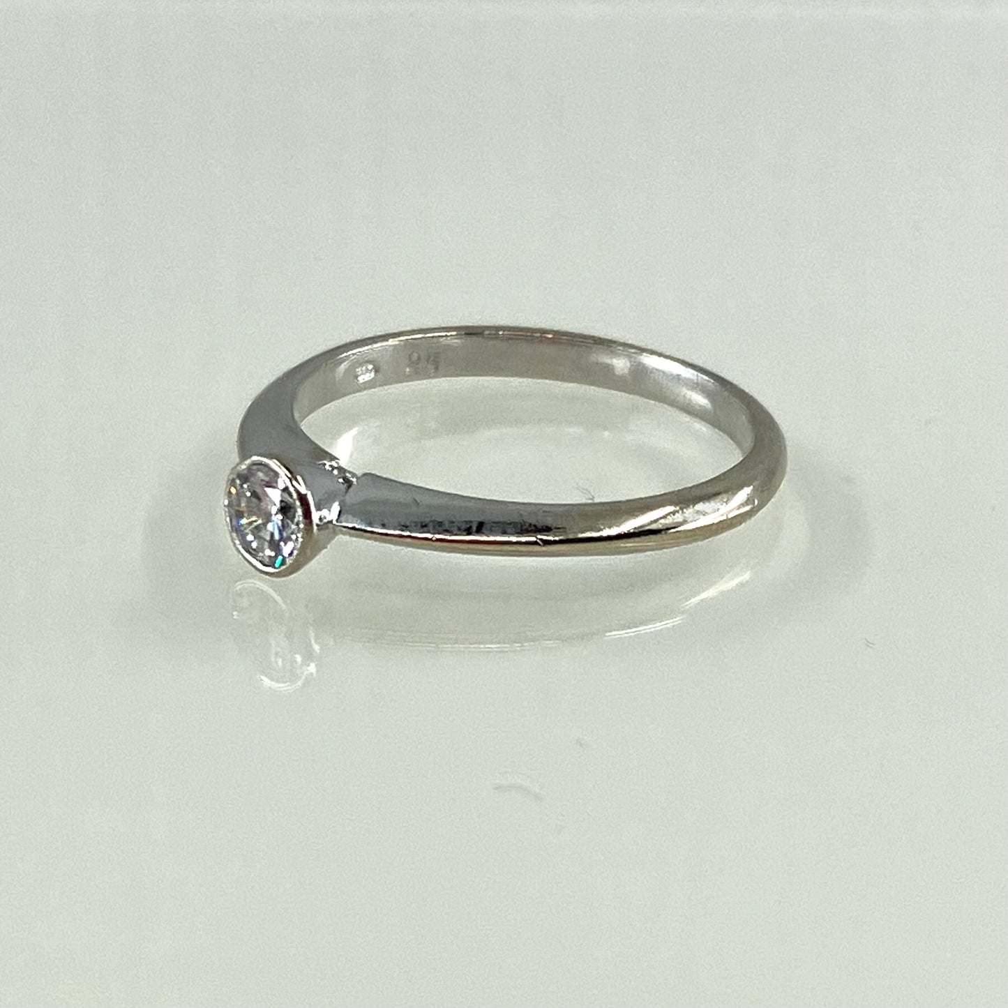 18ct White gold brilliant-cut solitaire diamond ring