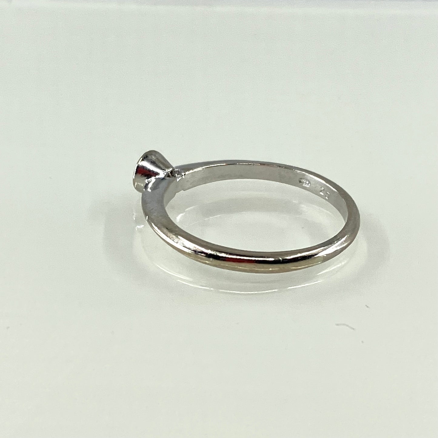 18ct White gold brilliant-cut solitaire diamond ring
