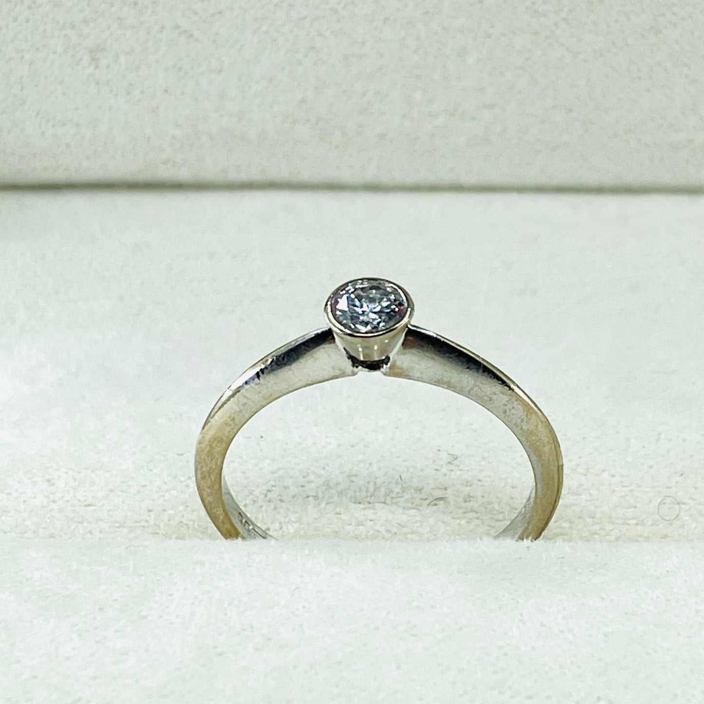 18ct White gold brilliant-cut solitaire diamond ring