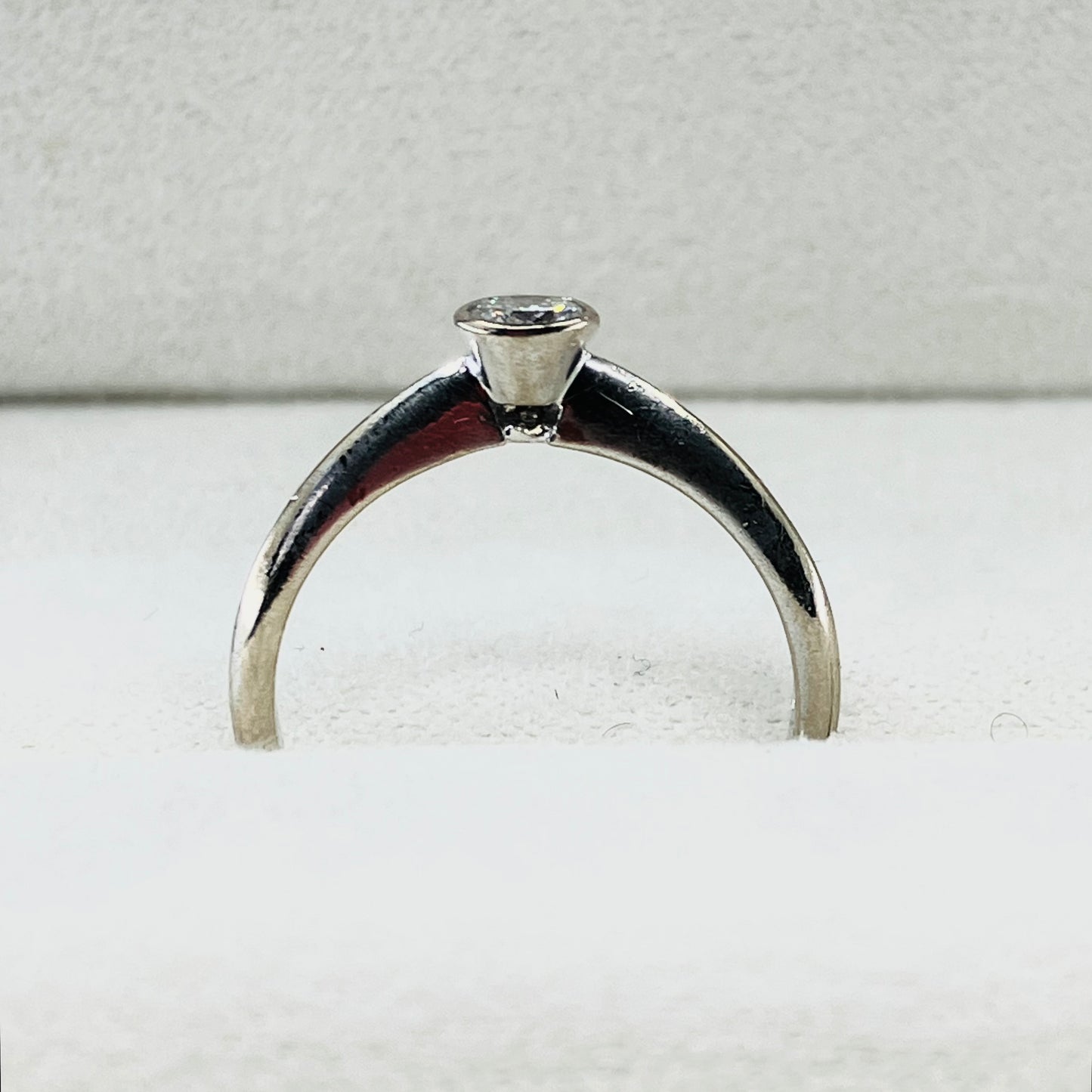 18ct White gold brilliant-cut solitaire diamond ring