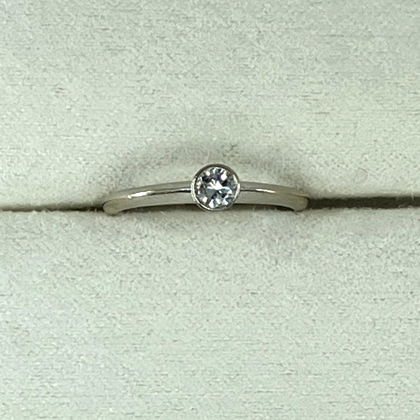 18ct White gold brilliant-cut solitaire diamond ring