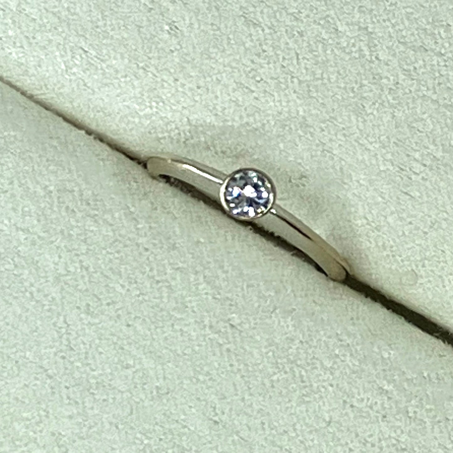18ct White gold brilliant-cut solitaire diamond ring